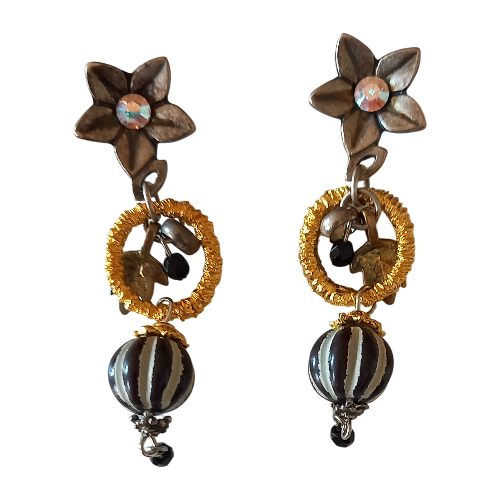 orecchini pendenti fiore e pallina nero e bianco