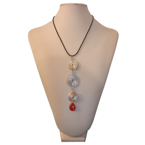collana-con-ciondolo-a-spirale-e-goccia-rossa-featured